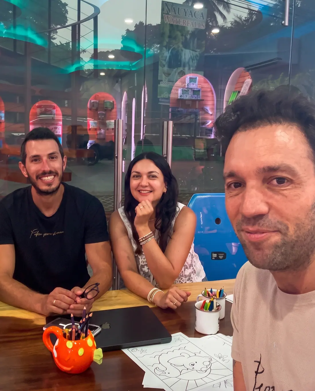 שישי יושב עם זוג מטיילים ומתכנן איתם את המשך המסלול