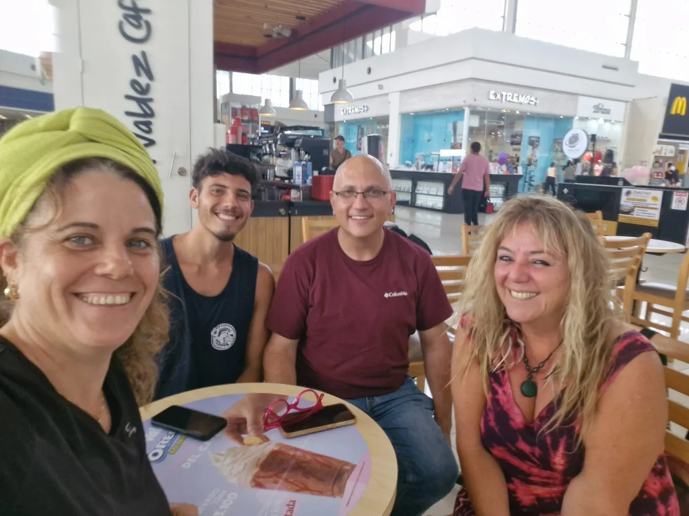 סיגל יושבת עם משפחת ויסבלום בבית קפה בקוסטה ריקה